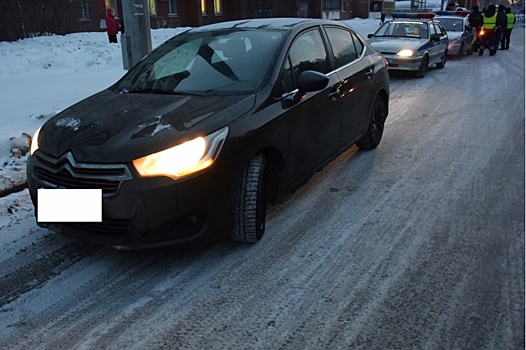 Екатеринбурженка попала под колеса иномарки на "зебре"