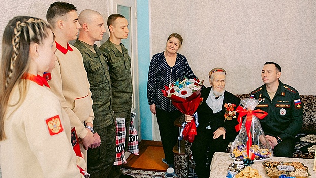 Бойцы 201-й базы в Таджикистане поздравили ветерана с 23 февраля