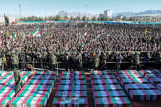 Над иранской мечетью Джамкаран подняли флаг мести