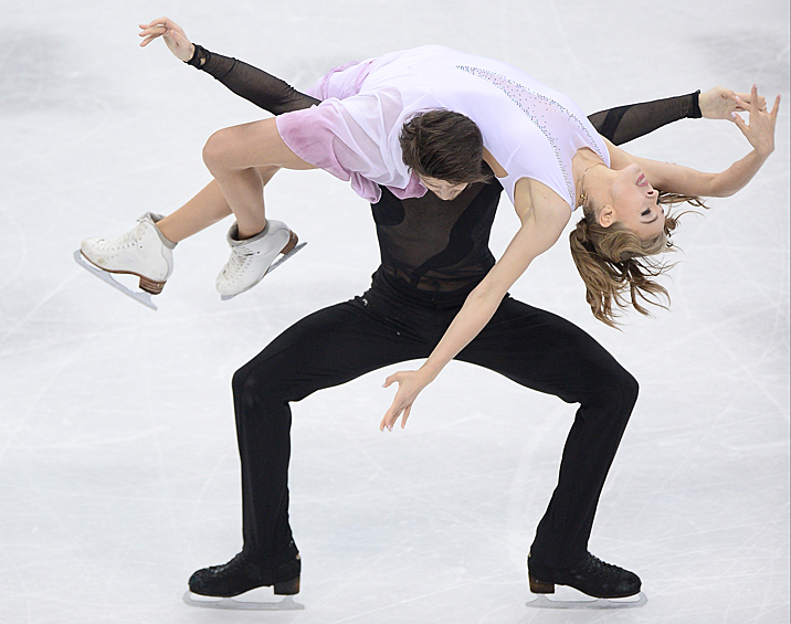 Александра Степанова и Иван Букин (Россия) выступают в произвольной программе танцев на льду на чемпионате Европы по фигурному катанию в Братиславе