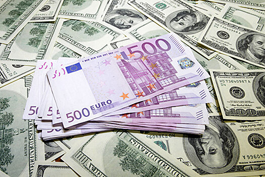 Евро дешевеет к доллару на фоне карантинных мер в странах Европы