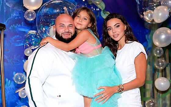 Оседлала торт и спела дуэтом с отцом: как дочь Самойловой отметила 7-летие