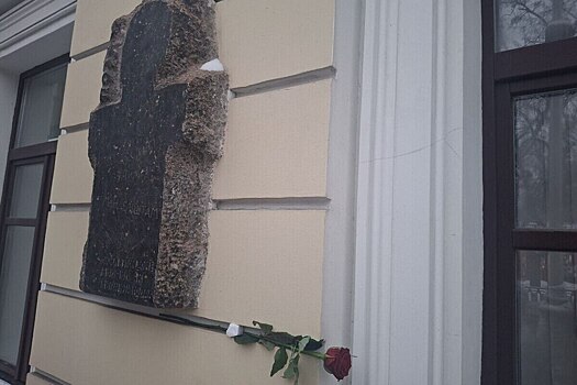 В Москве почтили память Осипа Мандельштама: цветы прикрепляют пенопластом