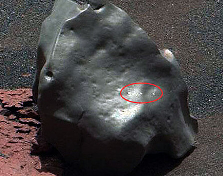 Марсоход нашел блестящий металлический предмет