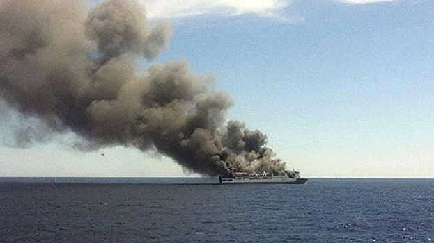 Около побережья Кипра загорелся танкер