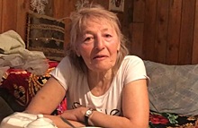 Бабушка в 80 лет гоняет по Байкалу на коньках