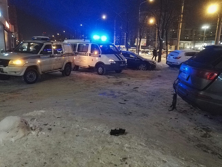  По сообщению ГУ МВД России по Петербургу и Ленобласти, около 6 утра водитель Audi Q7 выезжал с парковки и забуксовал