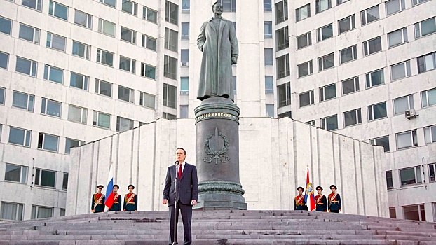 На территории штаб-квартиры СВР в Москве открыли памятник Дзержинскому