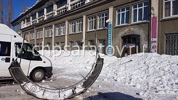 Директор "Кристалла" прокомментировал инцидент со сходом снега с крыши