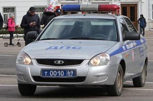 На Софийской улице Volvo влетел в столб, один человек погиб