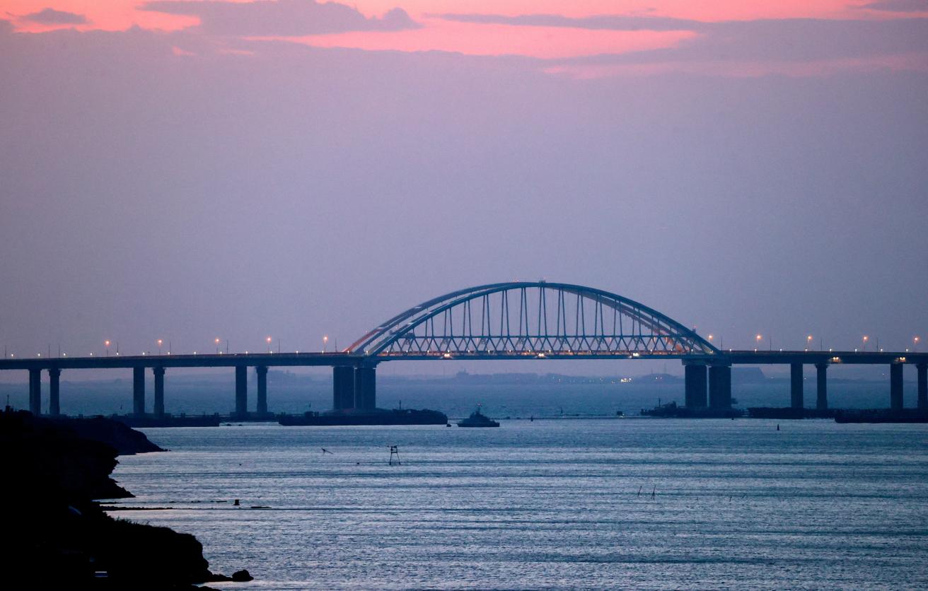 Движение на Крымском мосту приостановлено