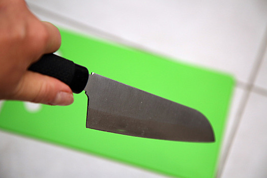 Муж ударил ножом жену, разозленный ее разговором по телефону