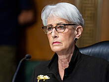 Церемонию с участием замгоссекретаря США Шерман прервало нападение на японского моряка