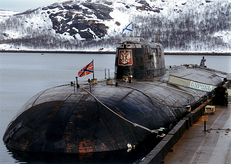 На фото: Атомная подводная лодка "Курск" (1999 год)