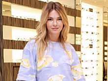 «А где же брюки?»: Наталья Бардо в одной толстовке игриво подразнила фанатов