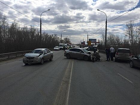 Авария из четырех автомобилей привела к транспортному коллапсу на Южном мосту
