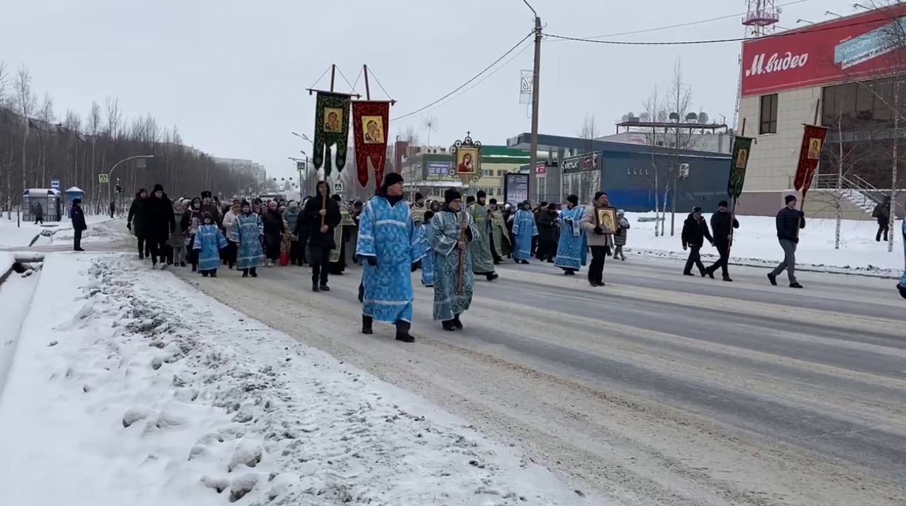 Верующие в Ноябрьске идут крестным ходом в честь праздника Казанской иконы Божией Матери