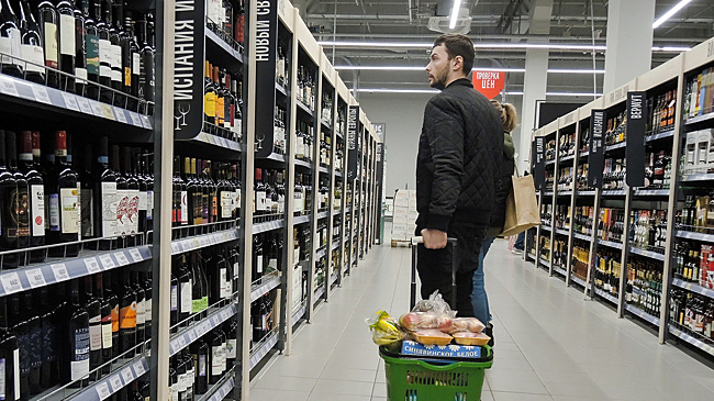 Воскресенье под запретом: в российских регионах ввели ограничения на алкоголь