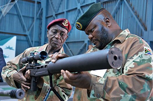 Бесшумные винтовки и самолеты: что показали на выставке вооружений в ЮАР