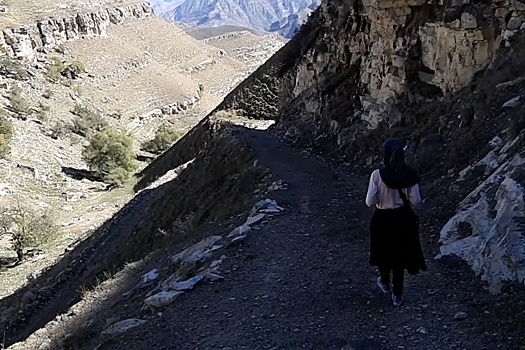 Почему в Дагестане дети ходят в школу шесть километров пешком по краю обрыва
