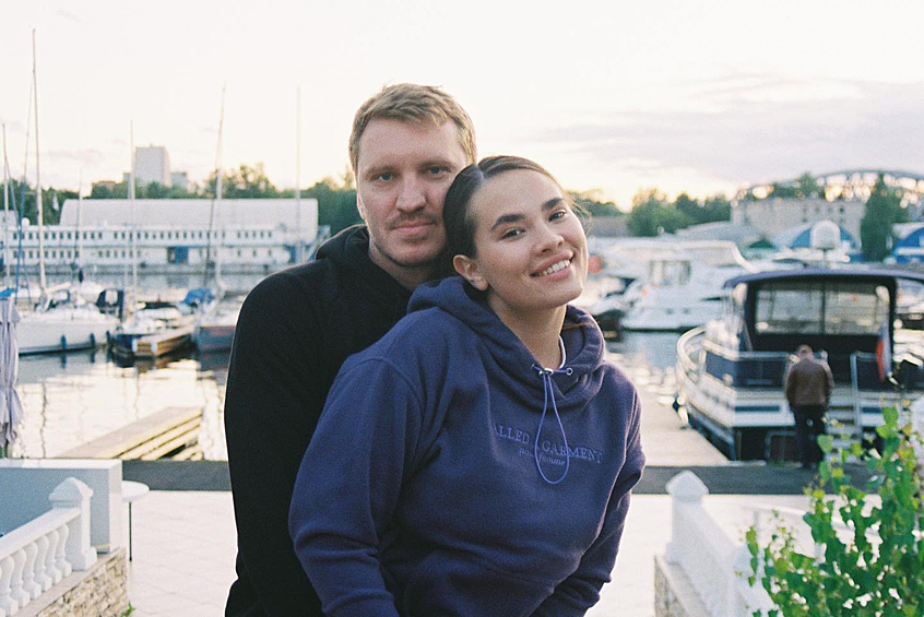 Юмористка Ася Резник 8 декабря,  во время эфира шоу «Звезды в джунглях», сообщила о разрыве с режиссером Ильей Аксеновым. По словам артистки, супруг «выбрал не ее».