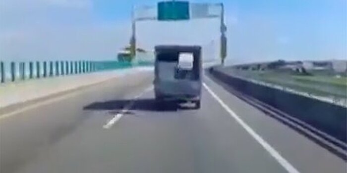 Выпавшая из кузова грузовика коробка сама вернулась на место