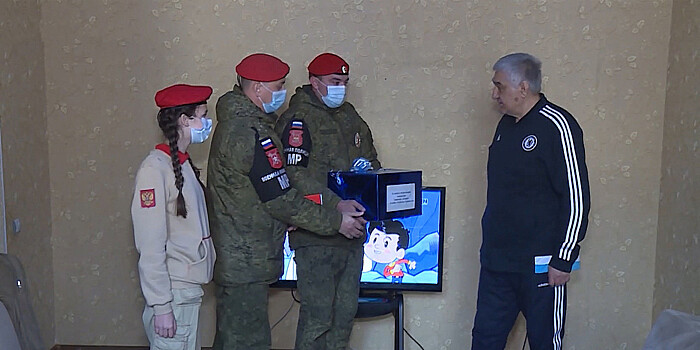 Российские военнослужащие в Таджикистане поздравили ветерана 201-й базы