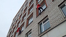 «Десант» Дедов Морозов поздравил маленьких пациентов детской больницы в Пскове