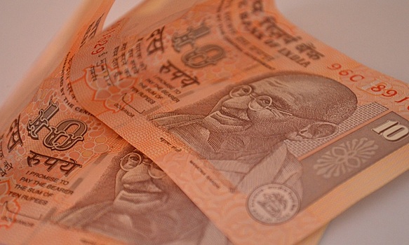 Куда денем рупии: Центробанк Индии запретил конвертировать национальную валюту в рубли