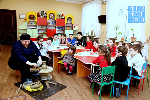 Для юных воспитанников санатория «Журавлик» провели мастер-класс по балхарской керамике