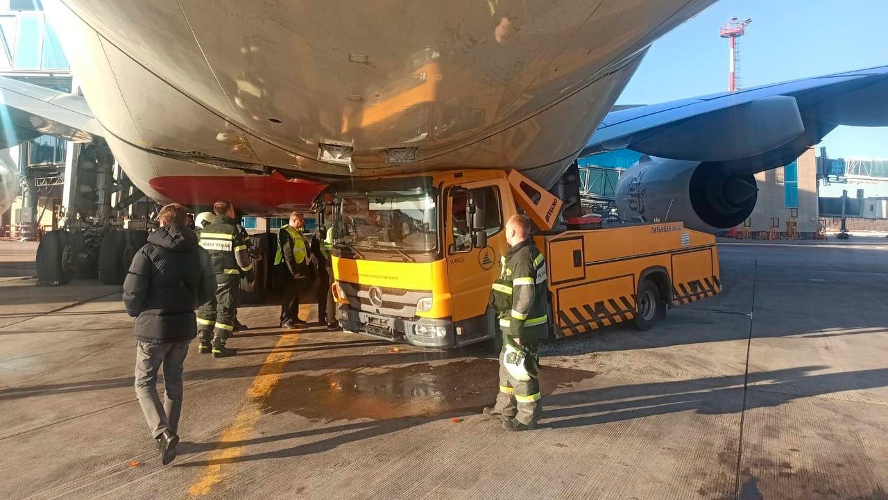 Внезапно парализованный водитель водовоза врезался в самолет в Домодедово -  Рамблер/авто