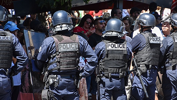 Девять человек задержаны на акциях против санпропусков в Париже