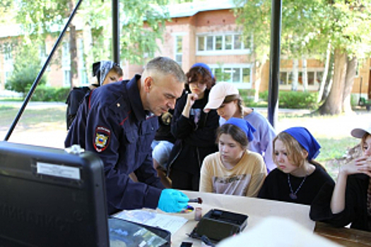 В Удмуртской Республике полицейские и общественники провели акцию «Твоя пятерка безопасности»