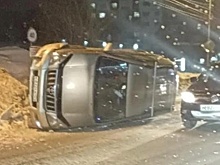 На улице Выборной в Новосибирске перевернулся внедорожник