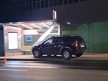 Иномарка сбила женщину на остановке в Нижнем Новгороде