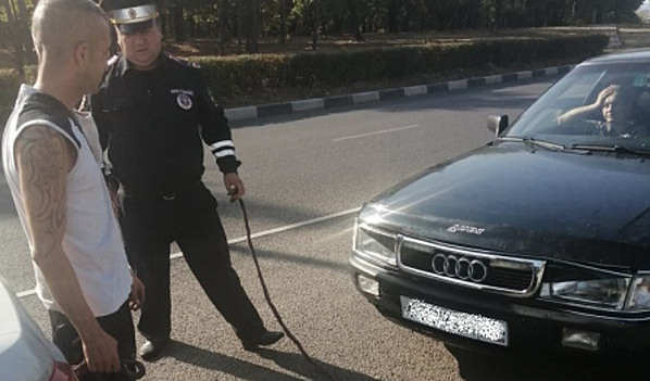 В Нововоронеже госавтоинспекторы помогли водителю Audi, заглохшего посреди дороги