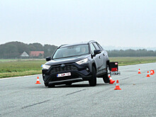 Toyota RAV4 успешно пересдала «лосиный тест»