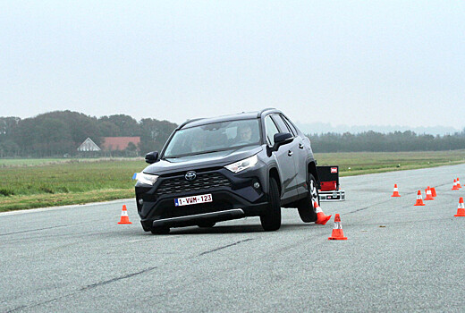 Toyota RAV4 успешно пересдала «лосиный тест»