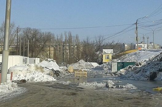 Под саратовским мостом цементовоз попал в ледяной торос