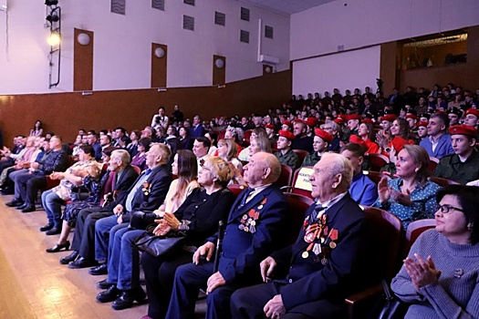 Депутаты поприветствовали участников проекта "Героями славится Сибирь"