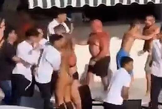 Сотрудники отеля в Турции избили туристов стулом и попали на видео