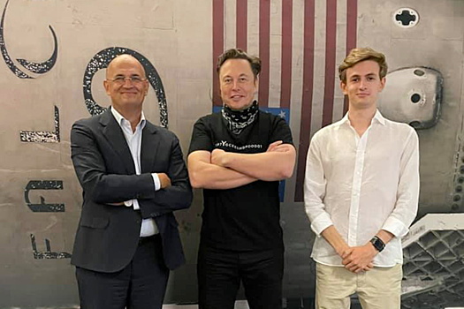 Илон Маск провел внуку Сергея Королева экскурсию по SpaceX