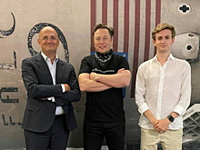 Илон Маск провел внуку Сергея Королева экскурсию по SpaceX