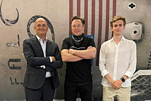 Илон Маск провел внуку Сергея Королева экскурсию по SpaceX