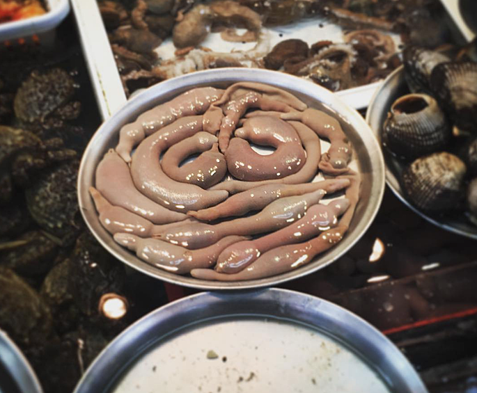   Пользователи сети отметили, что этот червь — настоящий деликатес в странах Азии 