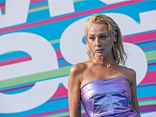 Колье, носок, пояс для чулок: список развратных атрибутов «голой» тусовки