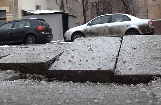 Плитка волнуется раз: тротуары в центре Москвы в плачевном состоянии