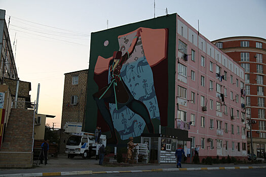 В Дербенте многоэтажки украсили этническими граффити