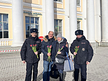 На железнодорожном вокзале Екатеринбурга транспортные полицейские и общественники поздравили представительниц прекрасного пола с предстоящим весенним праздником