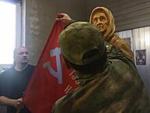 Знамя Победы из Донбасса для скульптуры бабушки с красным флагом привезли в Воронеж